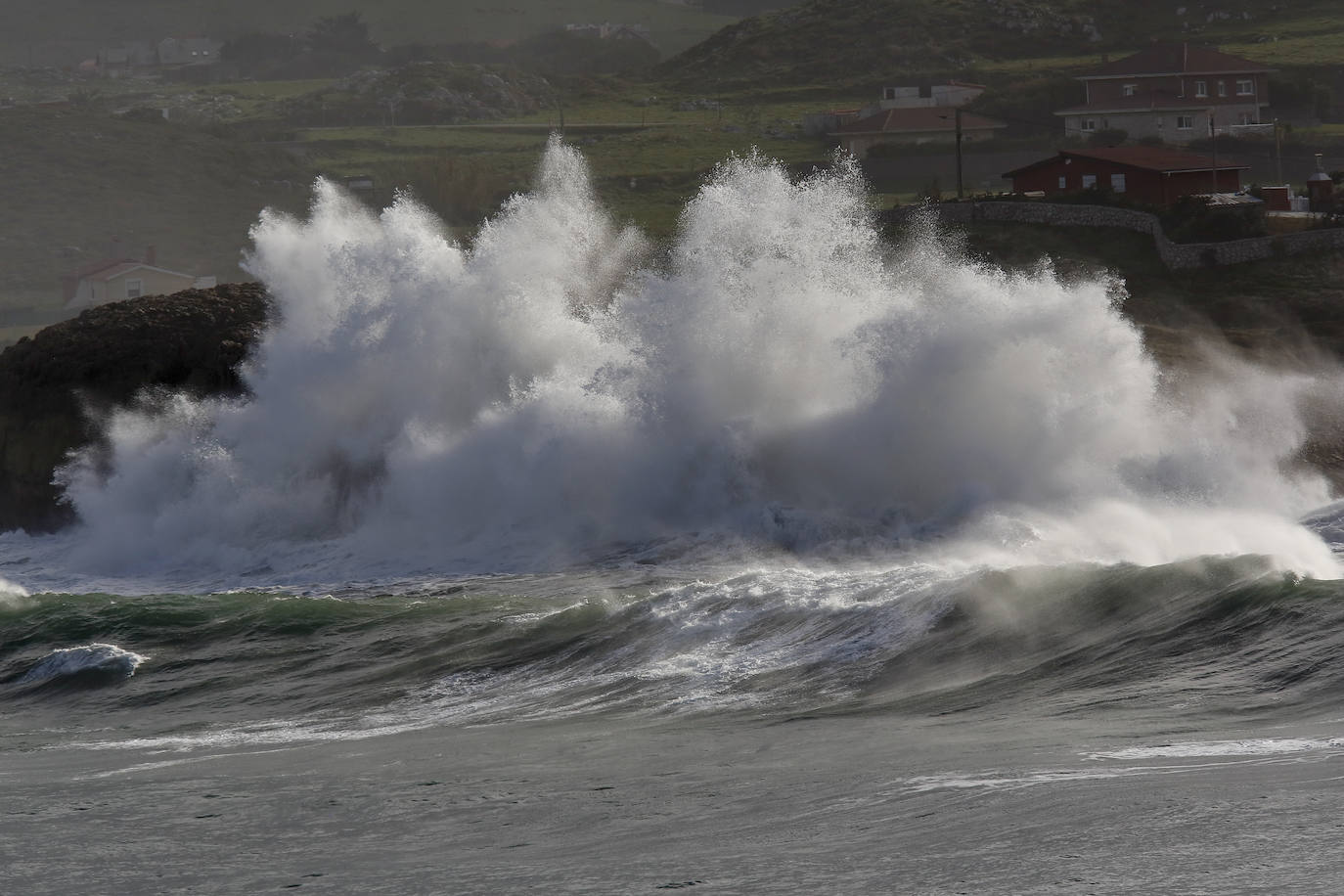 Temporal y fuertes olas en Suances.