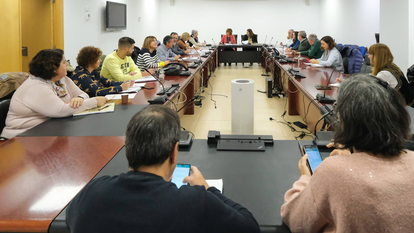 Un momento de la reunión con la consejera Paula Fernández