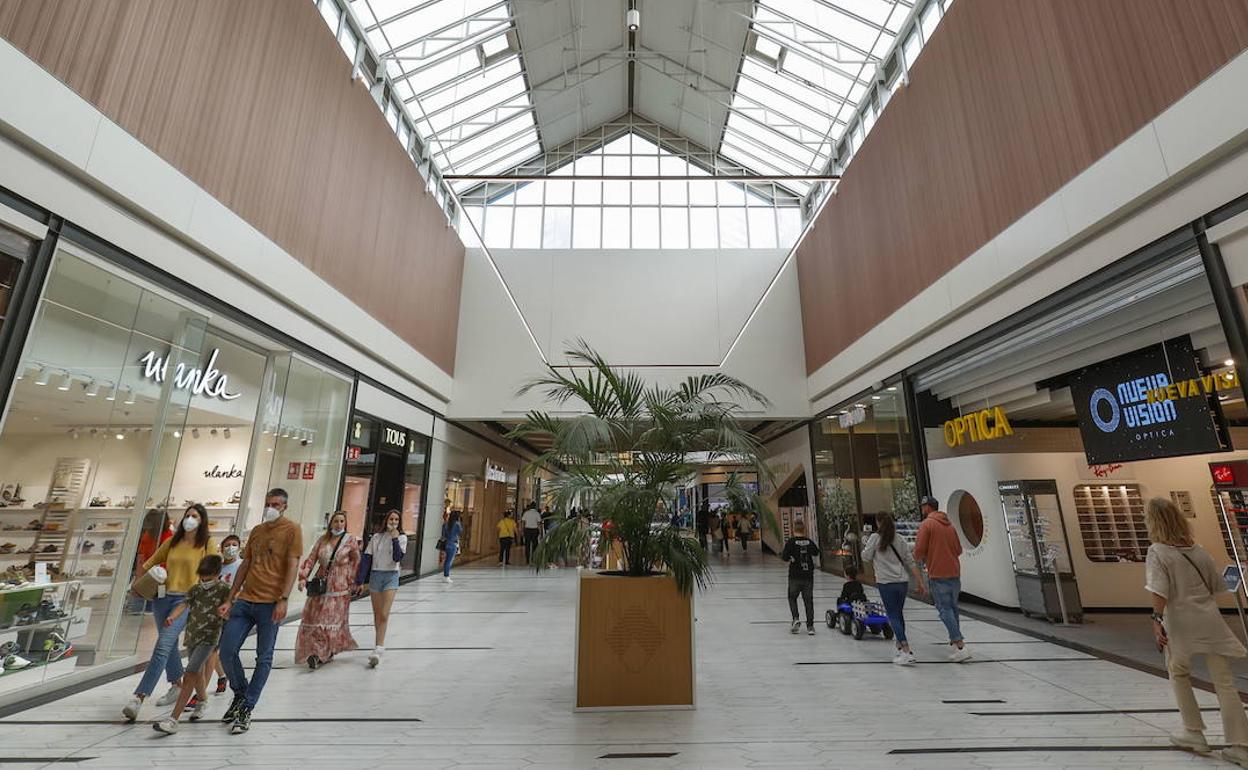 Interior del centro comercial Valle Real en Maliaño.