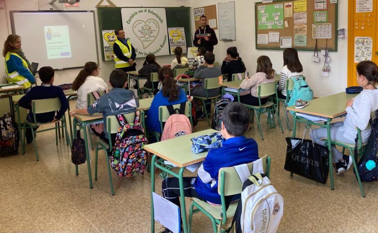 Explicaciones de los objetivos de la marcha a los alumnos del colegio Torres Quevedo.