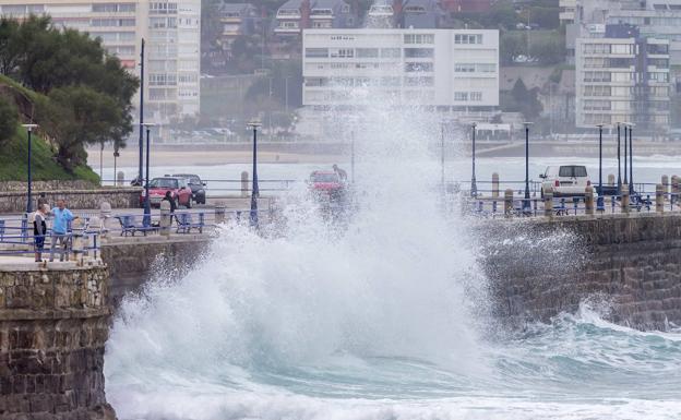 Imagen. Oleaje en El Sardinero y en Cuchía, ayer jueves.