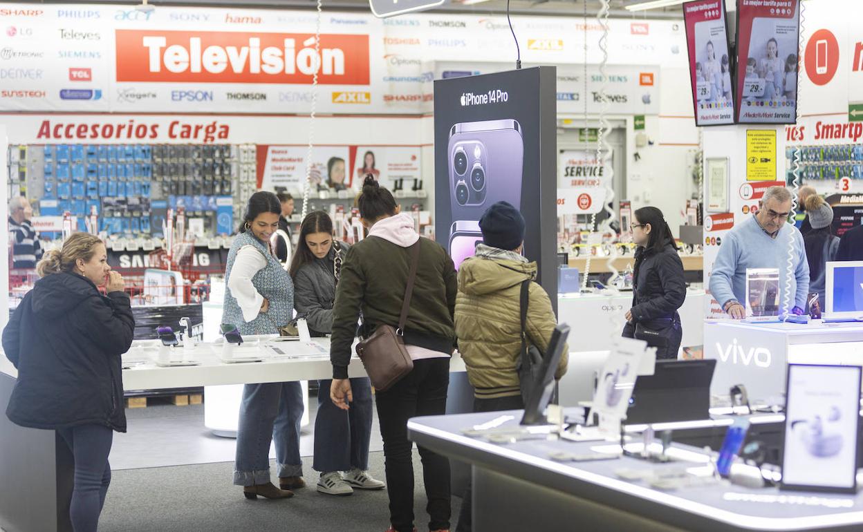 Varios clientes, este viernes, miran los productos de MediaMarkt que ya tiene descuentos por el 'viernes negro'.