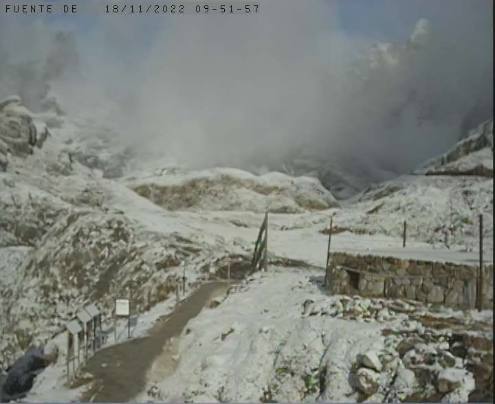 Sobre las nueve de la mañana, la webcam de Fuente Dé mostraba la nevada caída de madrugada.