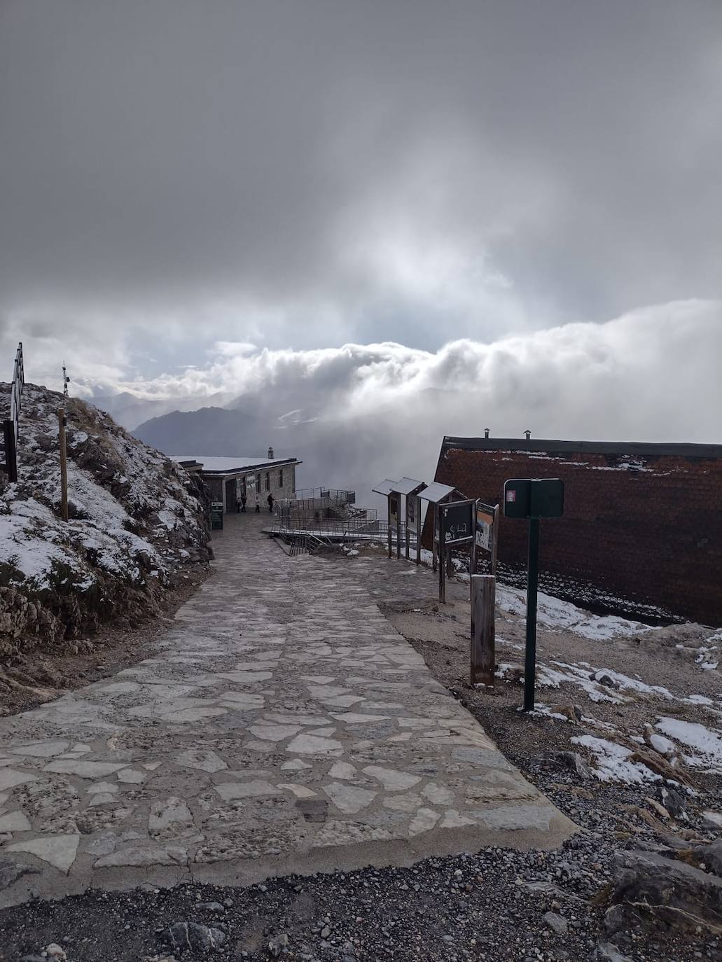 Nieve en los márgenes en el acceso al teleférico de Fuente Dé.