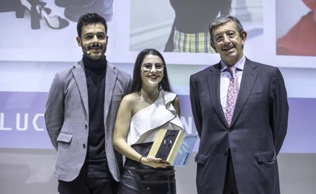 Germán González ejerció de maestro de ceremonias en la 11ª edición de los Premios Cantabria Digital de El Diario Montañés, que se celebró en el Centro Botín en noviembre de 2018. En la imagen, el presentador junto a la influencer y creadora de contenido Lucía Fernández, con 1.5M seguidores en TikTok; y el presidente de Editorial Cantabria, Luis Revenga.