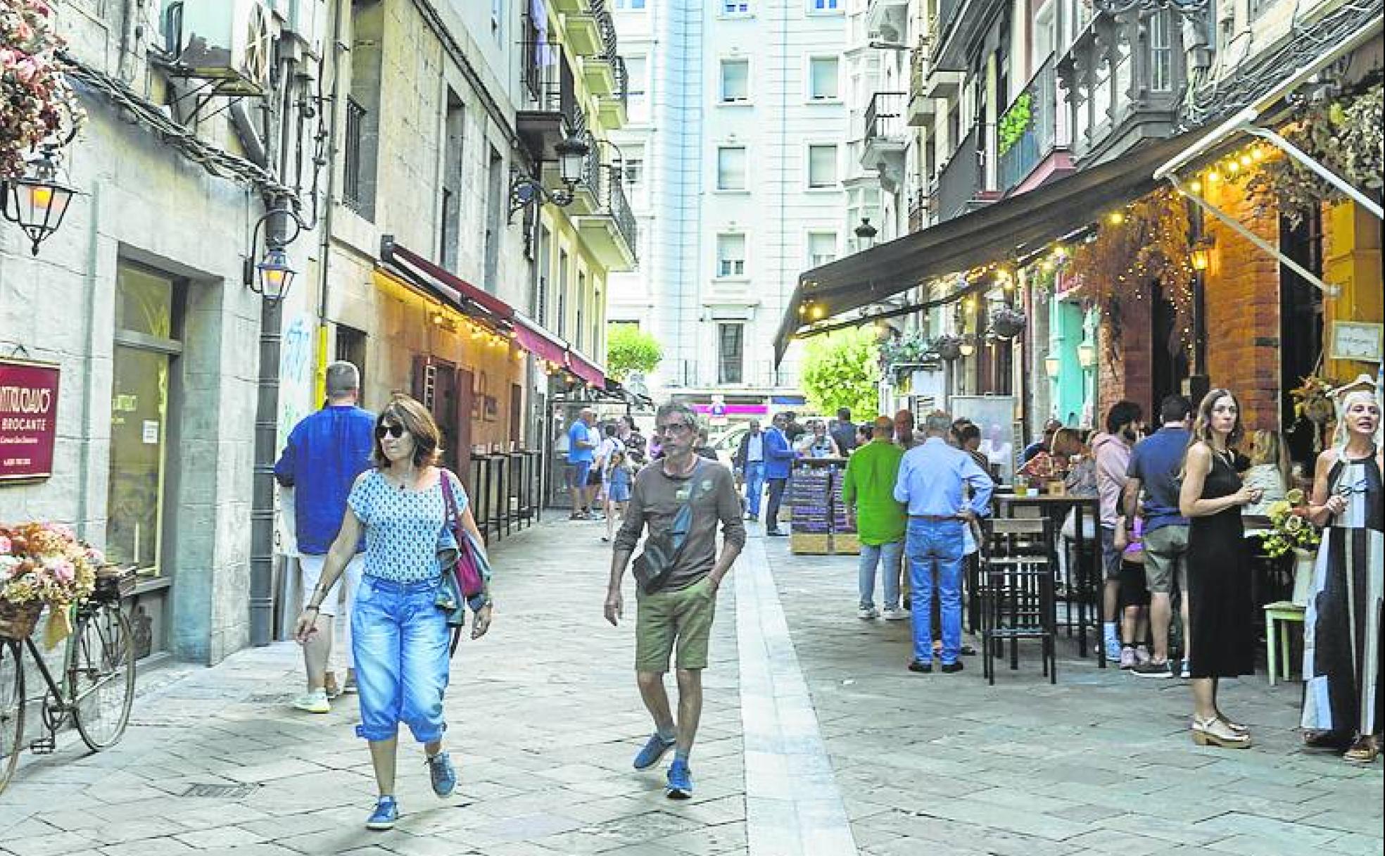 Restaurantes y comercios en la calle Arrabal. 