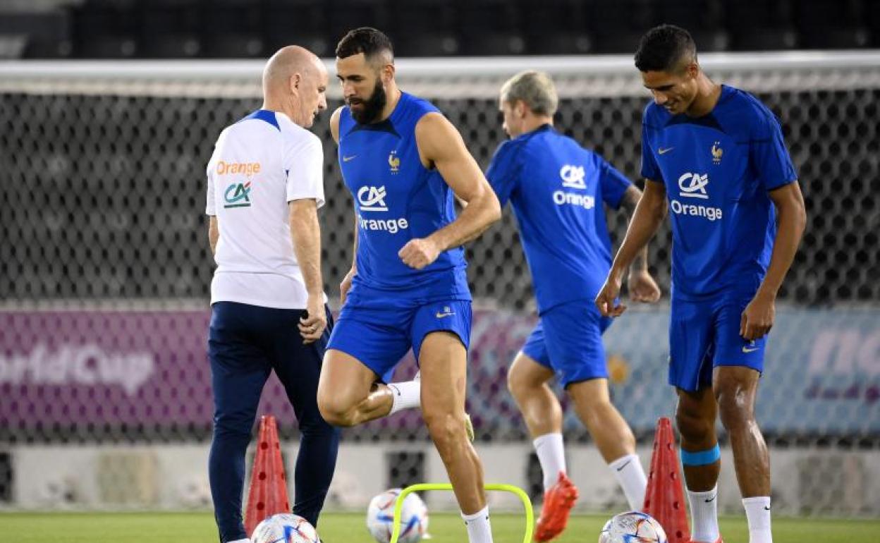 Karim Benzema, antes de retirarse del entrenamiento de la selección francesa.