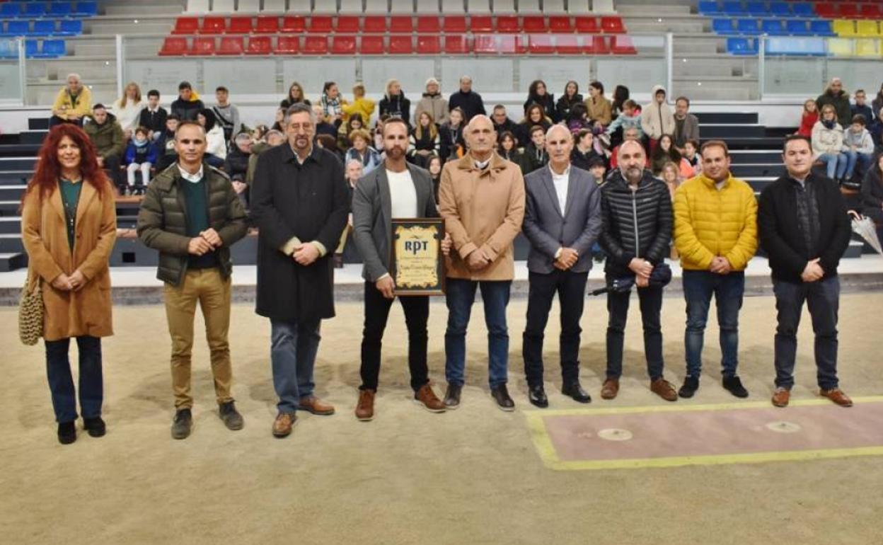 Concejales junto a Peter y Sidney Cano en el acto de presentación del galardón nacional.