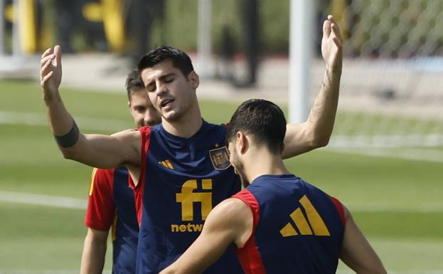 Morata bromea con Asensio en el entrenamiento de este sábado