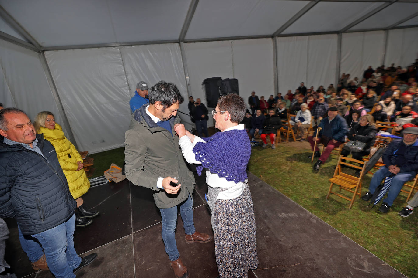 La Feria de la Alubia y la Hortaliza se celebra a lo largo de este fin de semana en Casar de Periedo, con la participación de 197 puestos de venta de diferentes productos agroalimentarios y artesanos, tanto de Cantabria como de otras comunidades autónomas. Además, ha tenido lugar el nombramiento y entrega de distinción de 'Alubiero Mayor 2022 en el recinto exterior de la Casa Museo Jesús de Monasterio, a Quico Taronji, presentador del programa de TVE 'Aquí la Tierra'.