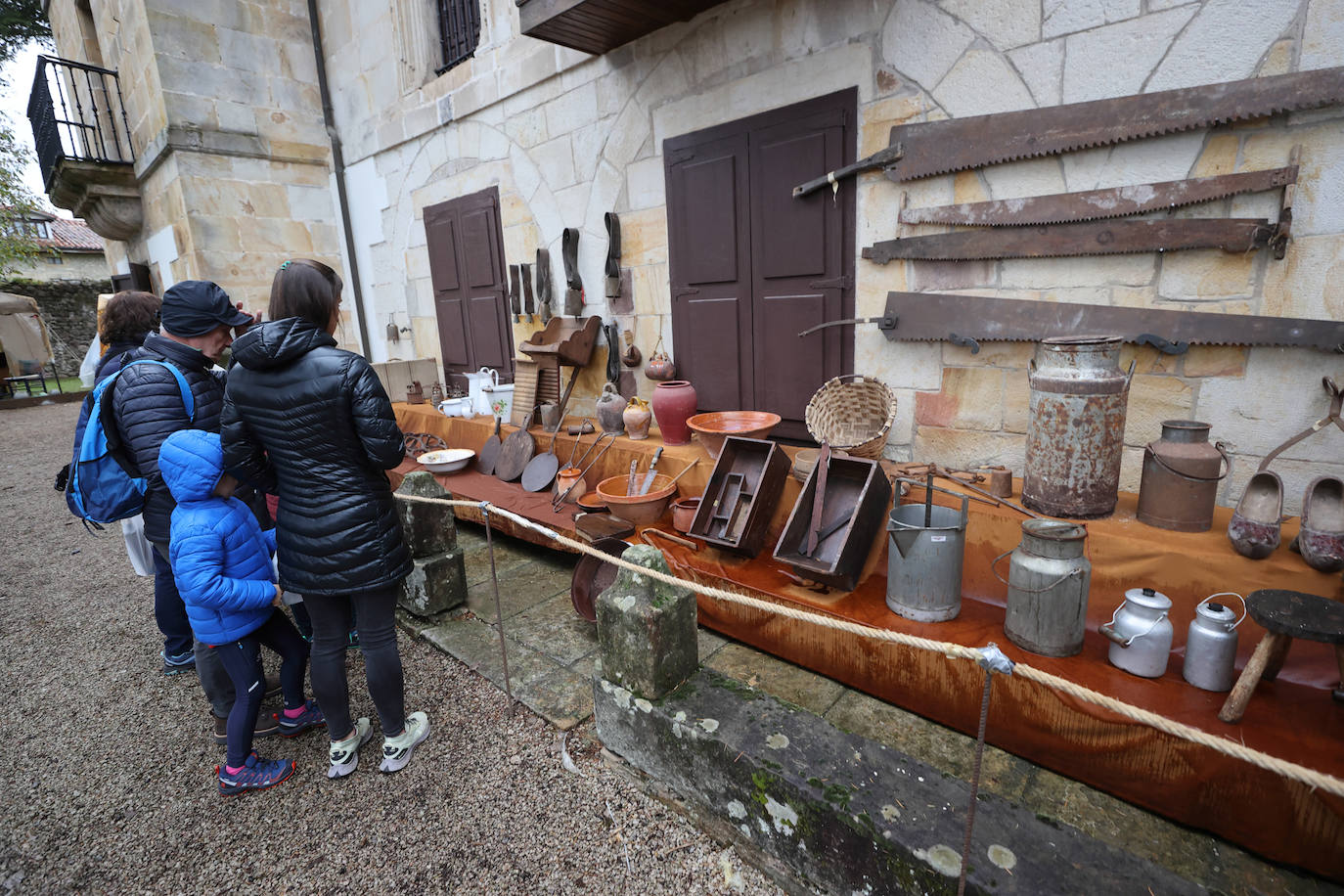 La Feria de la Alubia y la Hortaliza se celebra a lo largo de este fin de semana en Casar de Periedo, con la participación de 197 puestos de venta de diferentes productos agroalimentarios y artesanos, tanto de Cantabria como de otras comunidades autónomas. Además, ha tenido lugar el nombramiento y entrega de distinción de 'Alubiero Mayor 2022 en el recinto exterior de la Casa Museo Jesús de Monasterio, a Quico Taronji, presentador del programa de TVE 'Aquí la Tierra'.