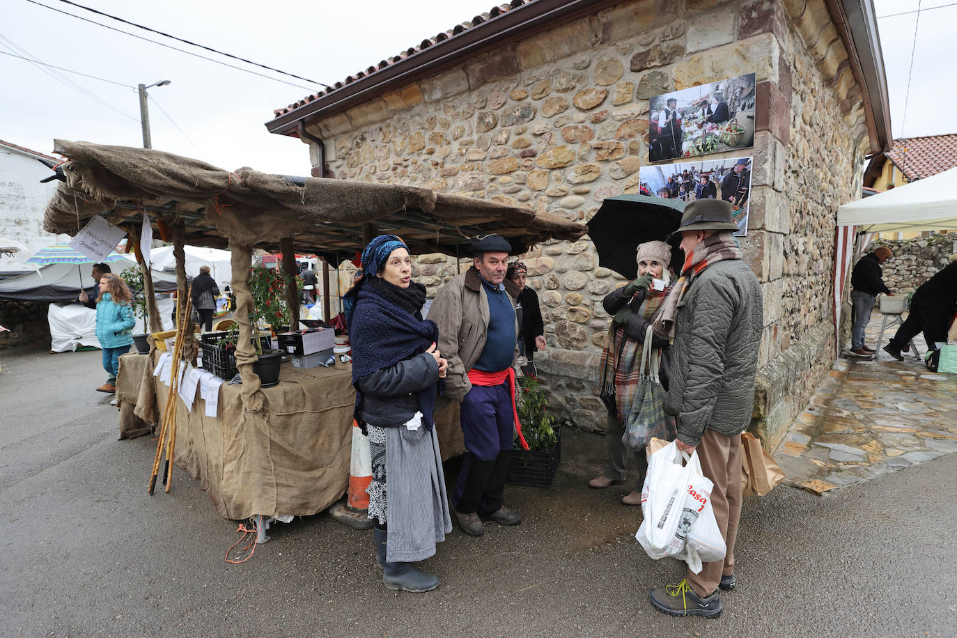 La Feria de la Alubia y la Hortaliza se celebra a lo largo de este fin de semana en Casar de Periedo, con la participación de 197 puestos de venta de diferentes productos agroalimentarios y artesanos, tanto de Cantabria como de otras comunidades autónomas. Además, ha tenido lugar el nombramiento y entrega de distinción de 'Alubiero Mayor 2022 en el recinto exterior de la Casa Museo Jesús de Monasterio, a Quico Taronji, presentador del programa de TVE 'Aquí la Tierra'.