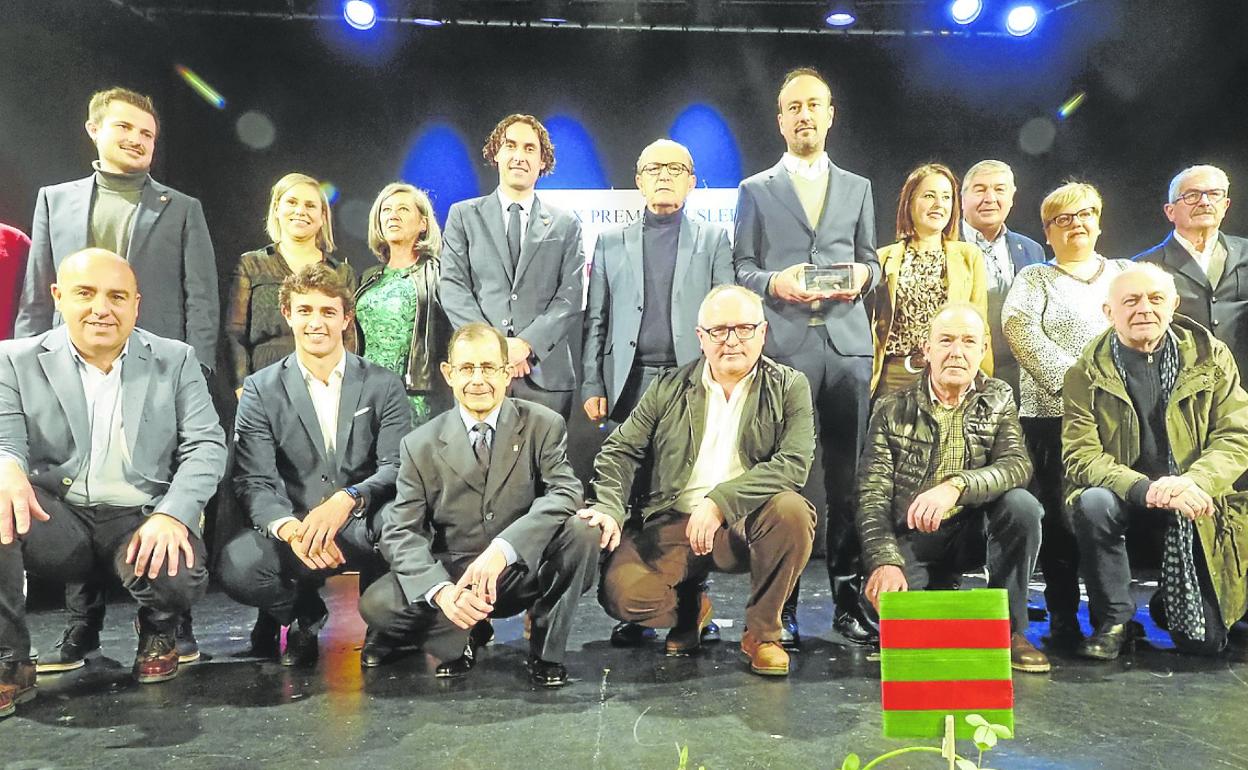 Autoridades y jurado posan tras la entrega del Premio Muslera ayer en Astillero. 