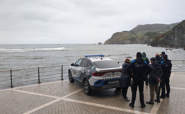 Imagen principal - Los efectivos de emergencia han desplegado un operativo por tierra, mar y aire 