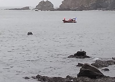 Imagen secundaria 1 - Los efectivos de emergencia han desplegado un operativo por tierra, mar y aire 