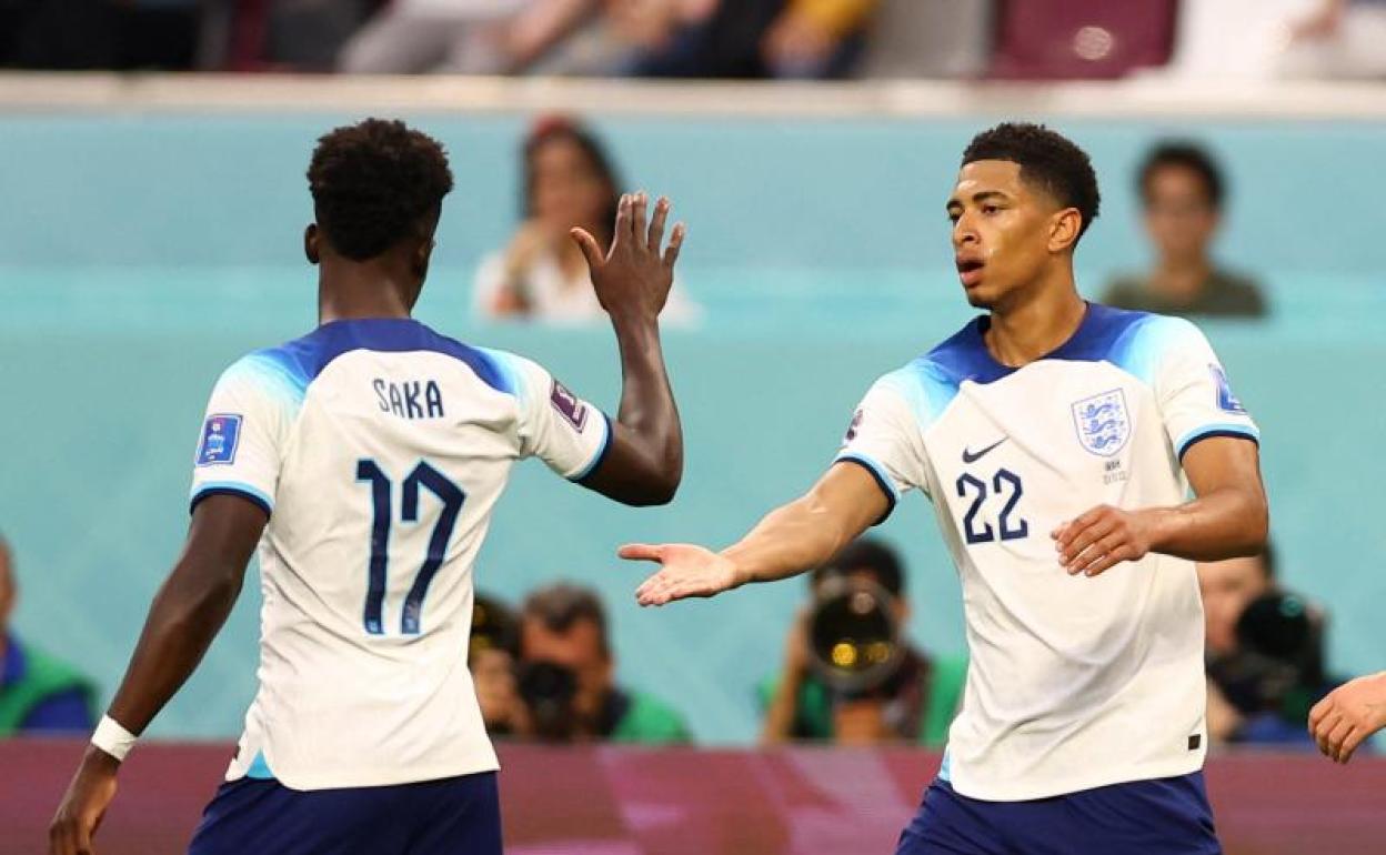 Saka y Bellingham celebran el gol del segundo.