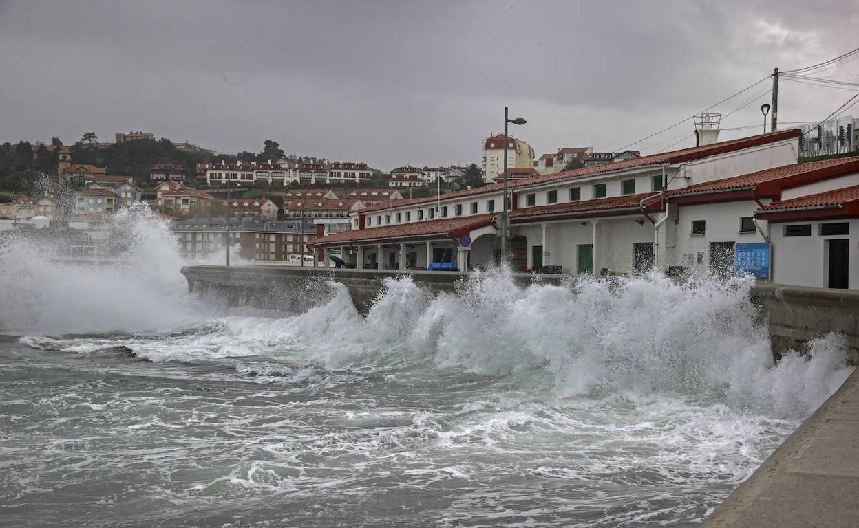 Oleaje y temporal en Comillas.