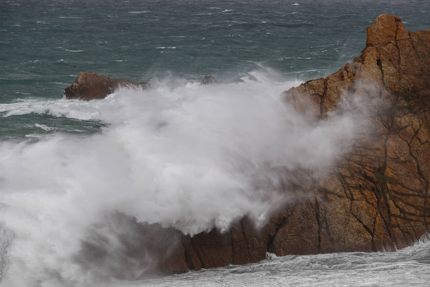 Mar revuelto también en la Playa de la Arnía.