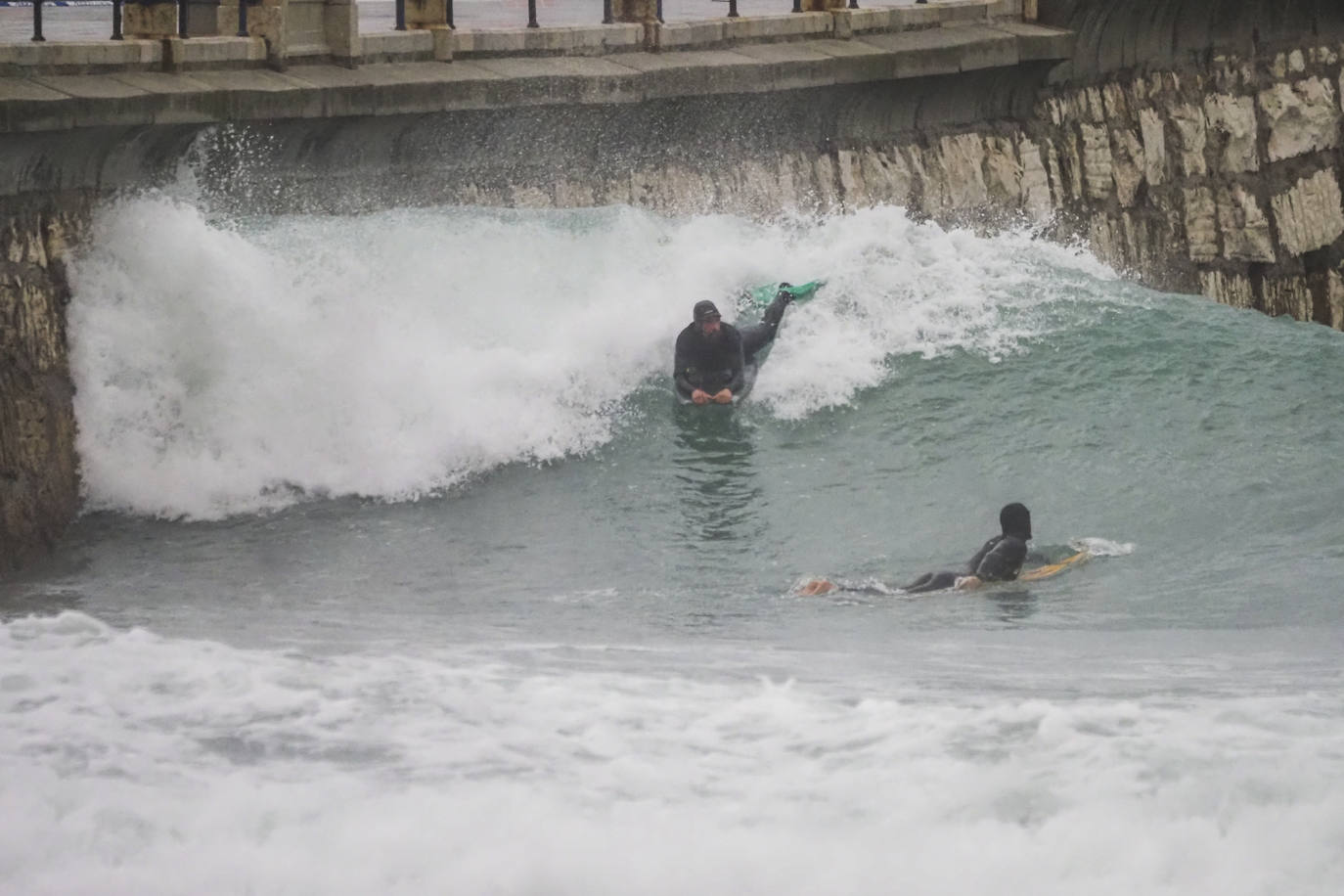 Dos surfistas, este lunes en el muro de la Segunda Playa de El Sardinero. 