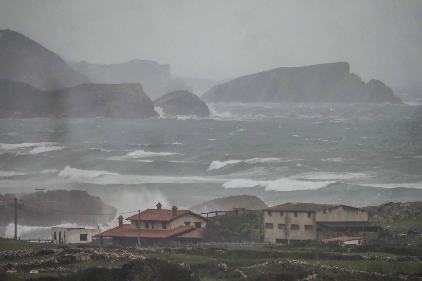 Temporal y oleaje en la zona de Monte. En concreto, en la playa del Bocal.