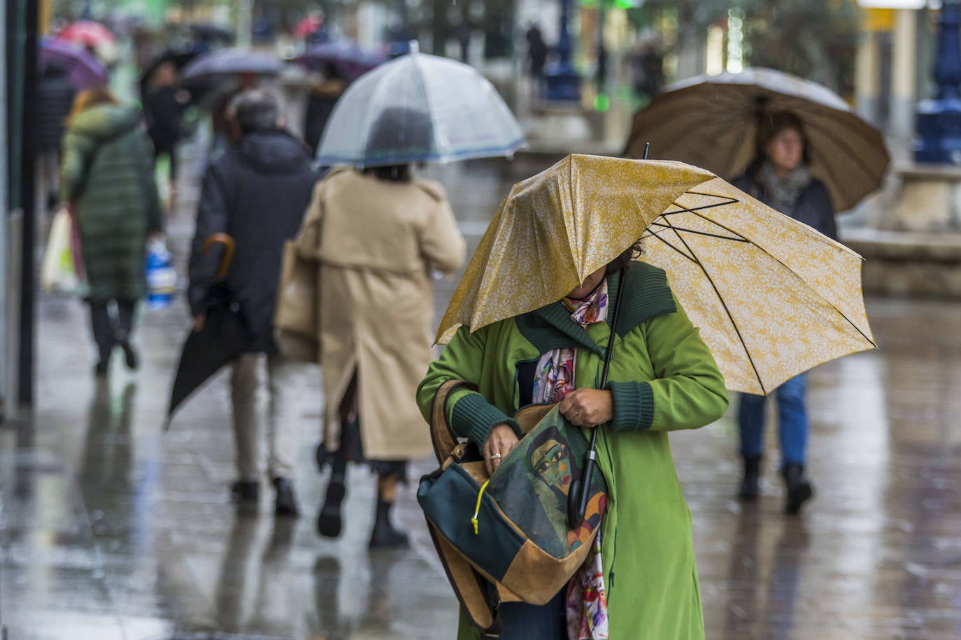 Fuertes rachas de viento y lluvia abundante en Santander.