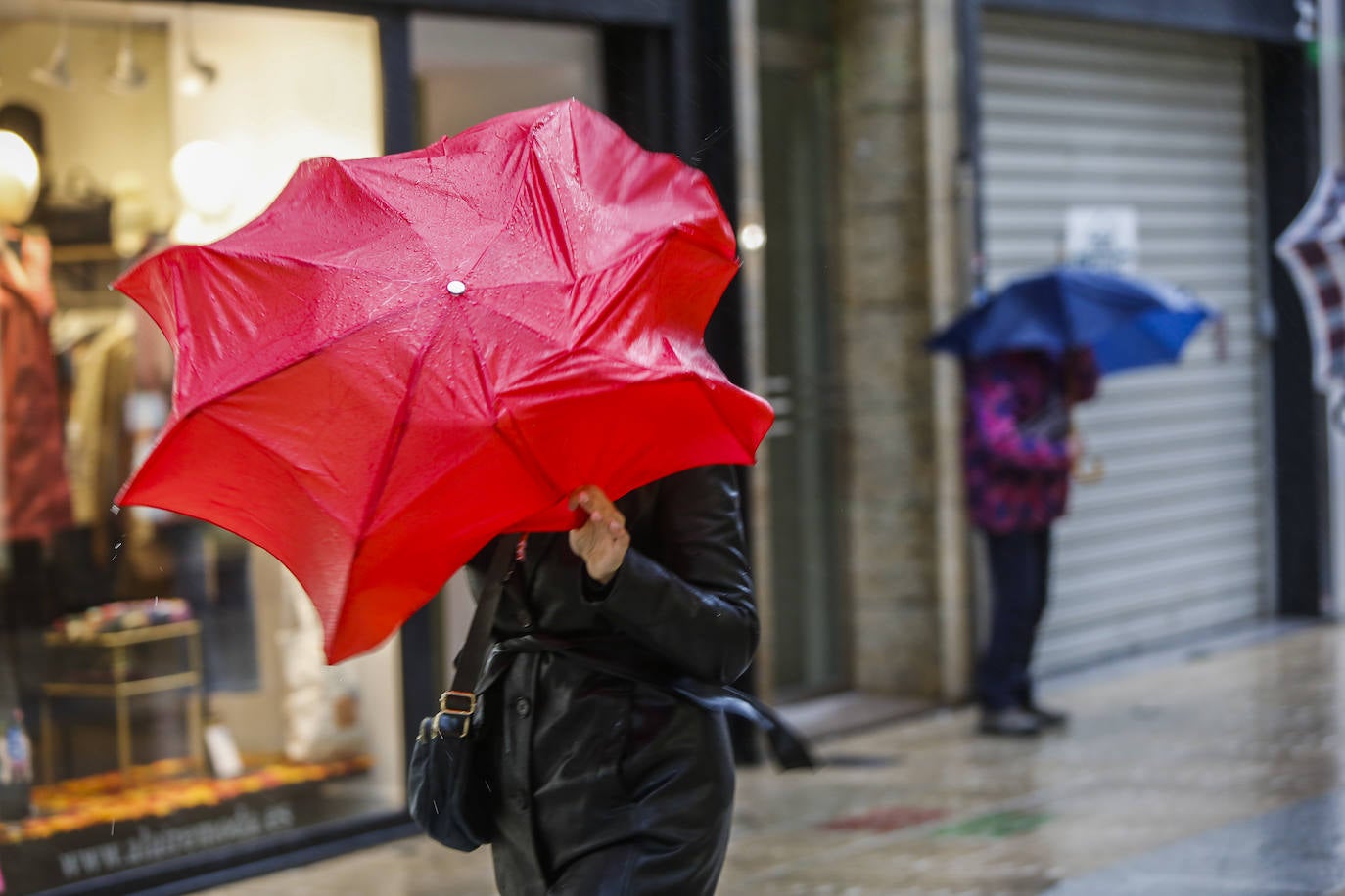 Temporal con fuerte lluvia y viento en Suances.