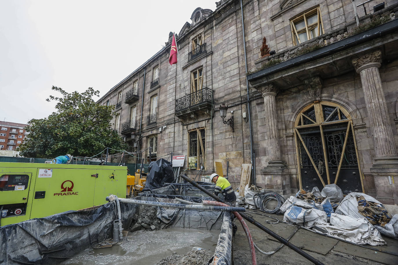 Cerca de dos meses después de inaugurar la parte mollar de la obra, los operarios que trabajan en la zona han descubierto que el edificio de la antigua sede del Ayuntamiento está construido prácticamente bajo una balsa de lodo.