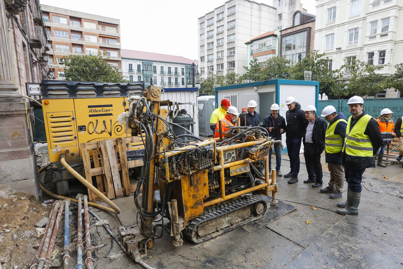 Cerca de dos meses después de inaugurar la parte mollar de la obra, los operarios que trabajan en la zona han descubierto que el edificio de la antigua sede del Ayuntamiento está construido prácticamente bajo una balsa de lodo.