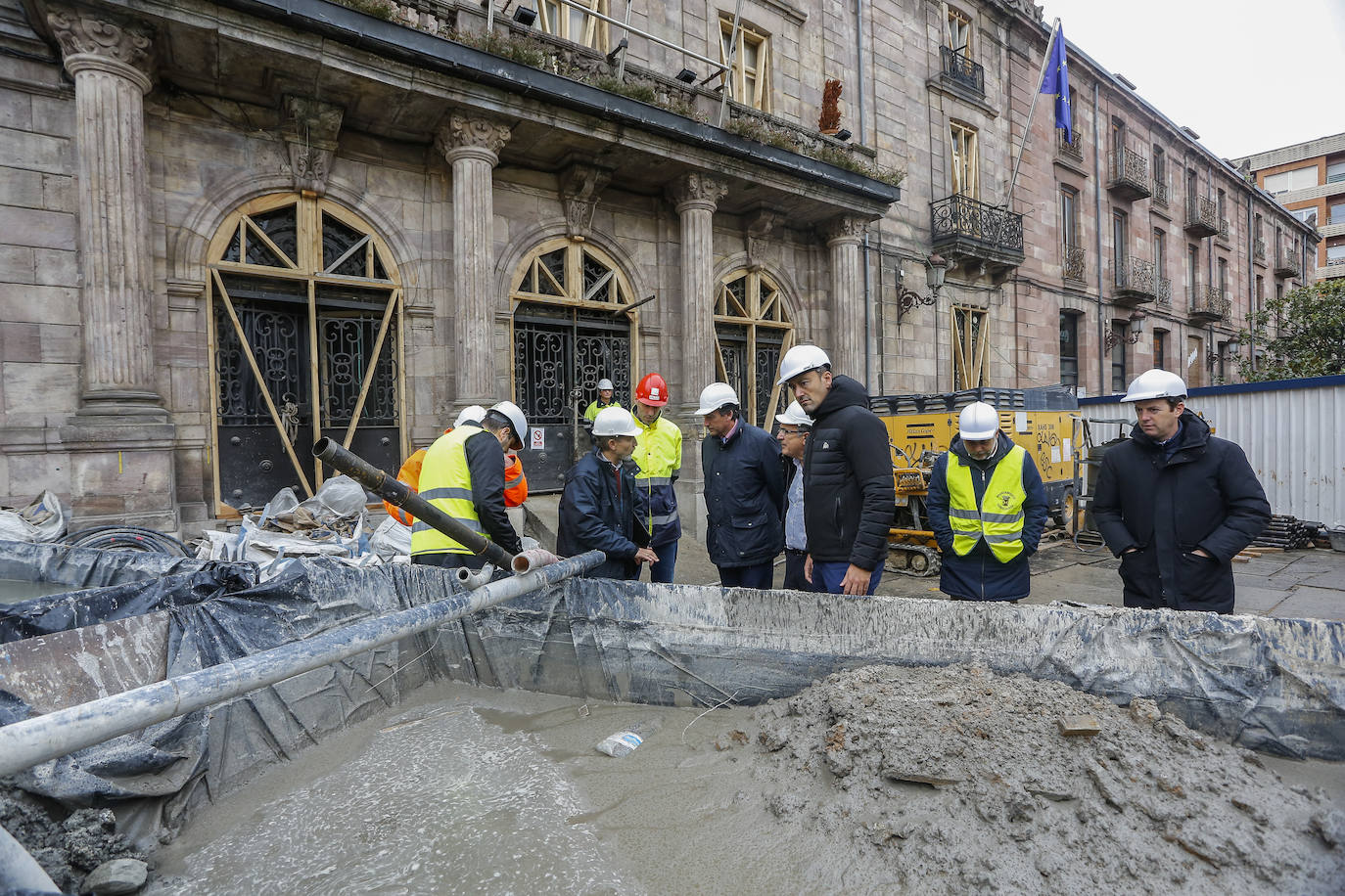 Cerca de dos meses después de inaugurar la parte mollar de la obra, los operarios que trabajan en la zona han descubierto que el edificio de la antigua sede del Ayuntamiento está construido prácticamente bajo una balsa de lodo.