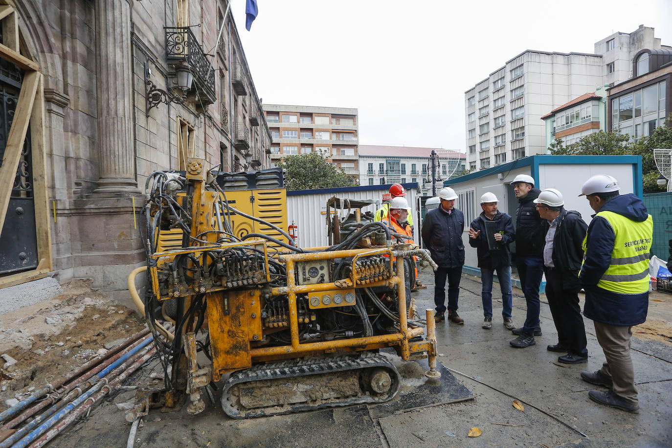 Cerca de dos meses después de inaugurar la parte mollar de la obra, los operarios que trabajan en la zona han descubierto que el edificio de la antigua sede del Ayuntamiento está construido prácticamente bajo una balsa de lodo.