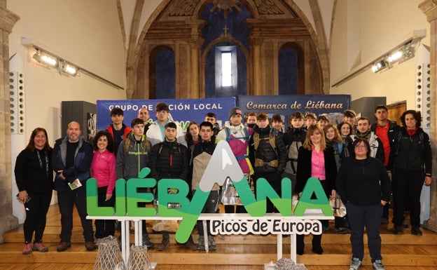 Imagen principal - Participantes, profesores, gerente, guías y monitores, durante el acto de presentación de las jornadas 