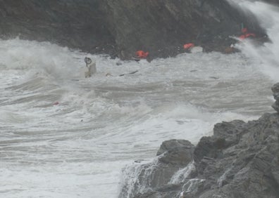 Imagen secundaria 1 - Los embates de las olas han desguazado la embarcación,  que también han dejado sentir su fuerza en la zona del Túnel 