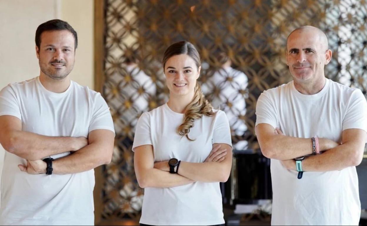 Los jefes de UAE: Alejandro González Tablas (Jefe de rendimiento y Director deportivo), Cristina San Emeterio García y Davide Arzeni (directores Deportivos para la temporada 2023).