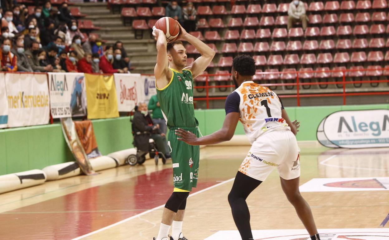 Fernando Sierra, durante un partido con el Grupo Alega Cantabria la temporada pasada en el Trueba