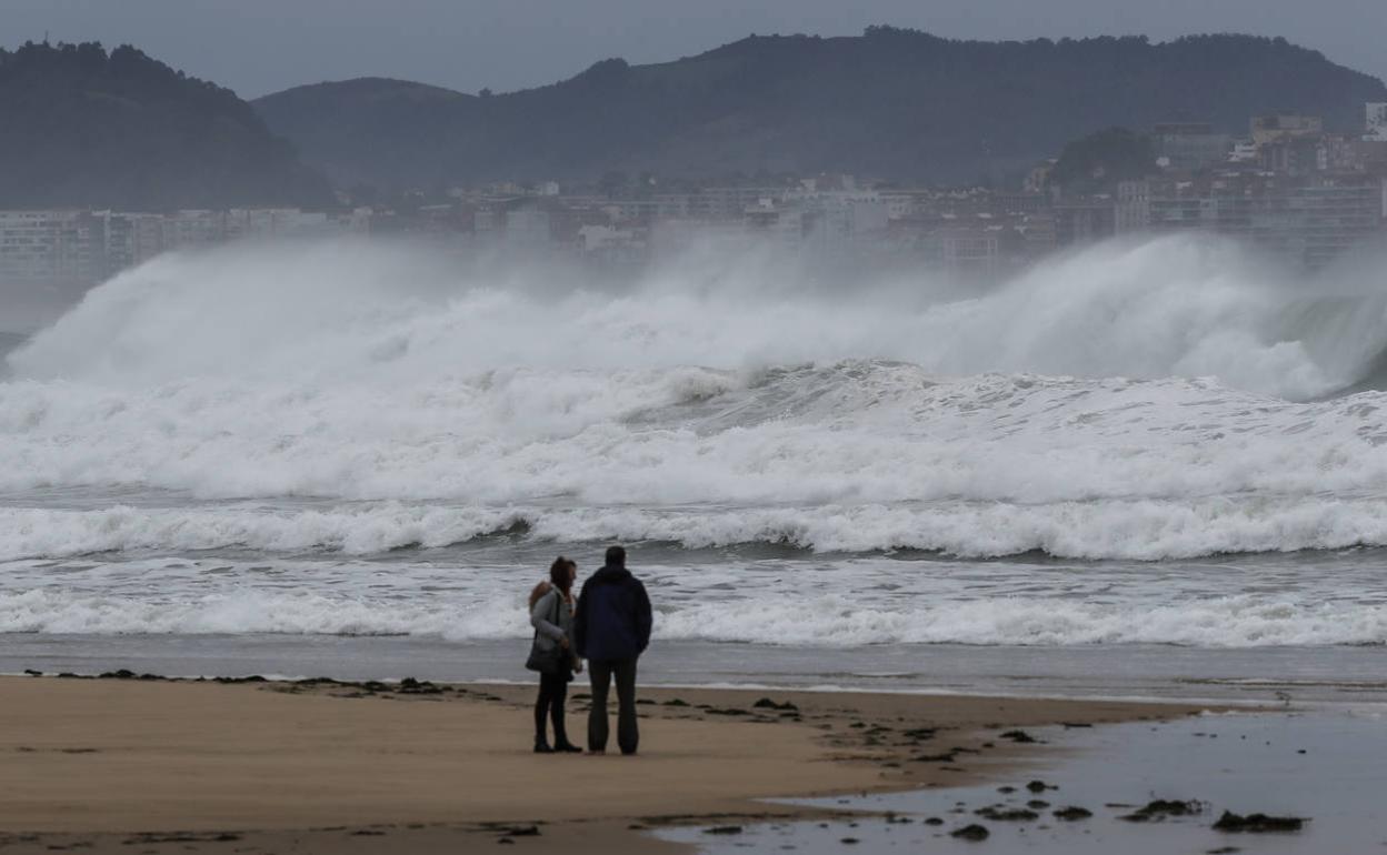 Temporal de costa en la playa de Loredo, de fondo Santander.