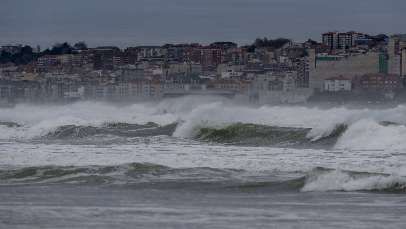 Temporal de costa en Santander, vista desde la playa de Somo.