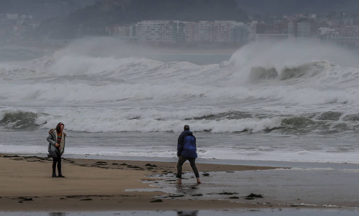 Temporal de costa en la playa de Loredo, de fondo Santander.