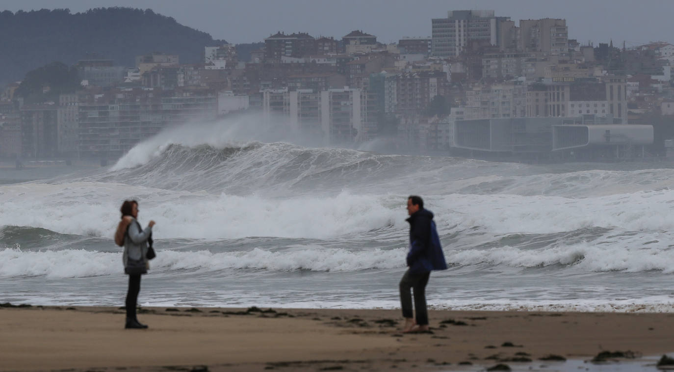 Temporal de costa en la playa de Loredo, de fondo Santander.