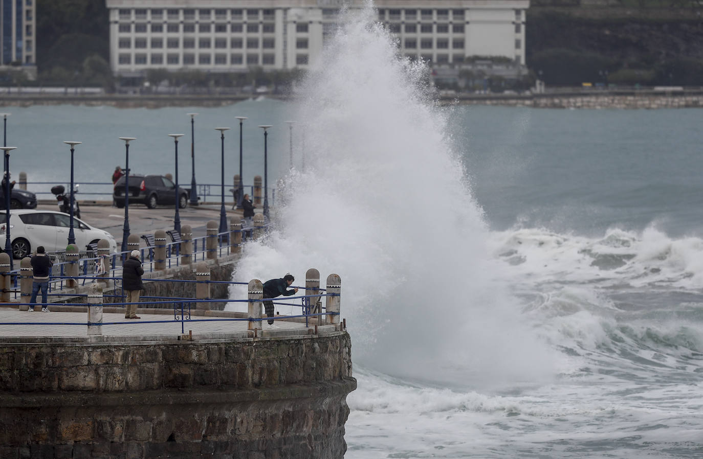 Grandes olas en la playa del Camello, en Santander.