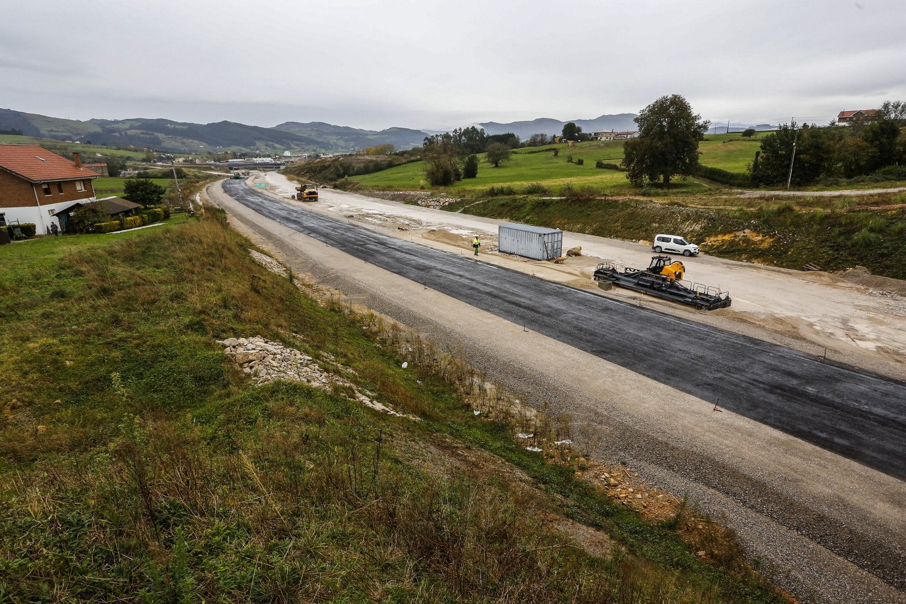 Una vista de los terrenos donde se proyecta el PSIR de La Hilera, situados a ambos lados de la autovía. 