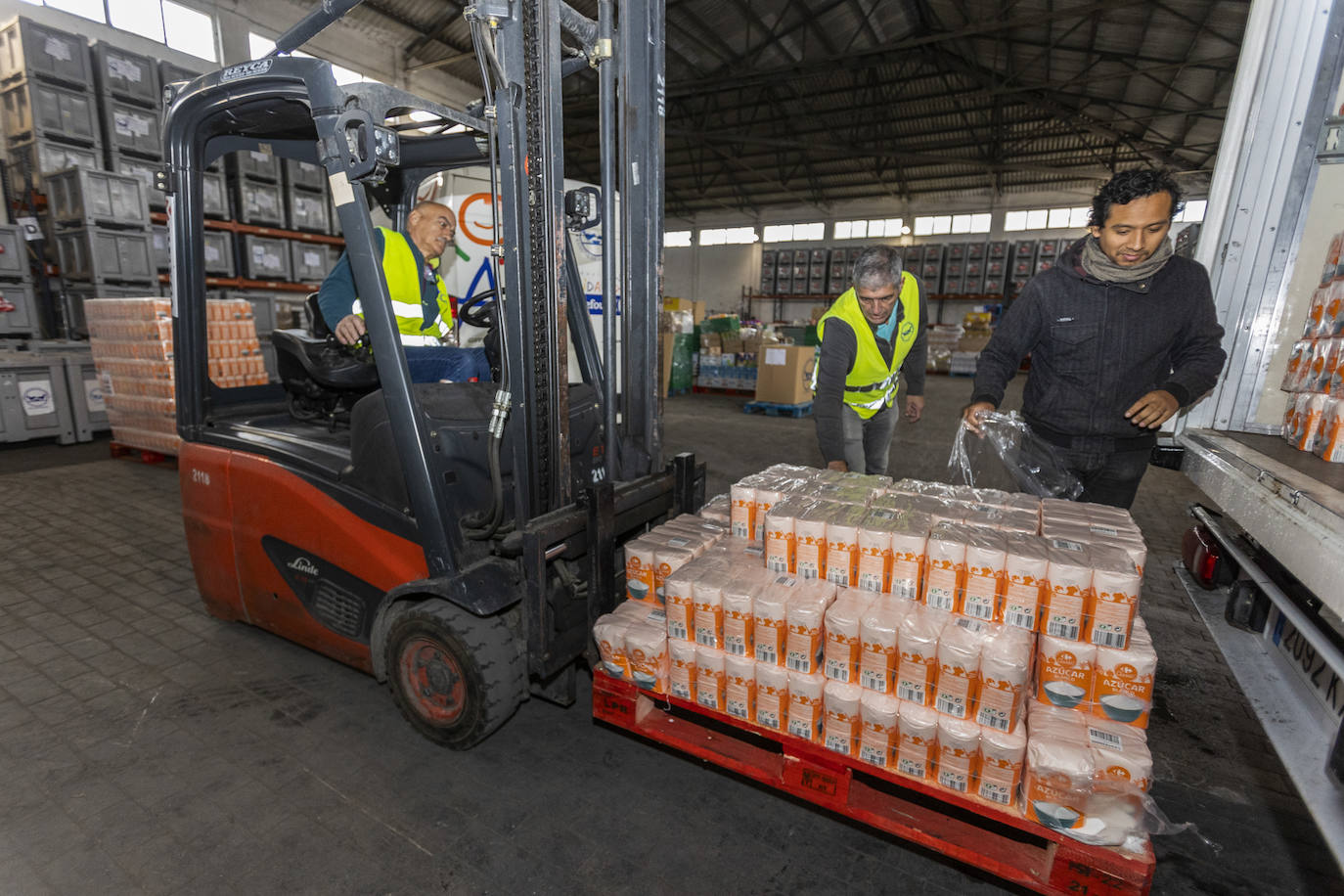 En el almacén de Tanos todo son preparativos, llamadas, ajustes en los turnos de los voluntarios y otras tantas tareas pendientes para arrancar este viernes la Gran Recogida del Banco de Alimentos de Cantabria.