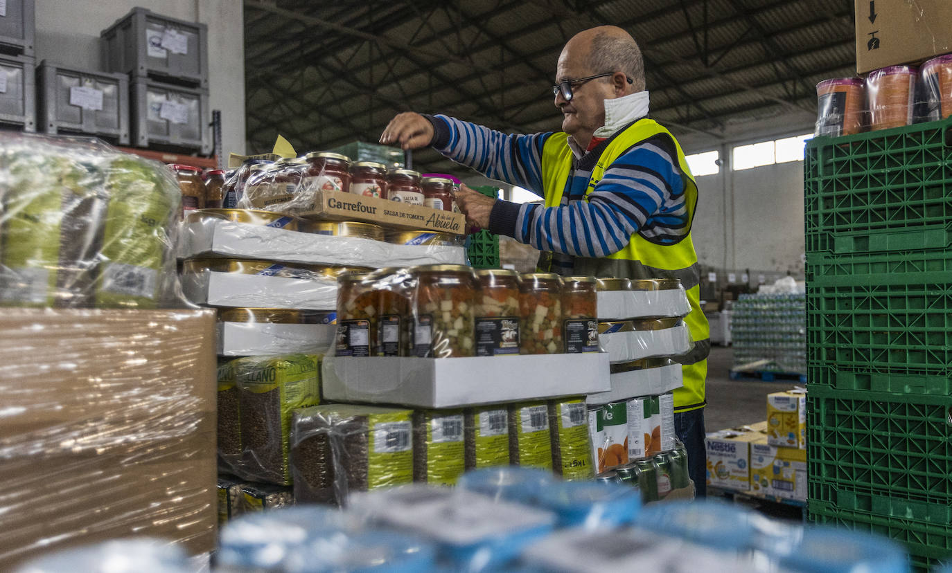 En el almacén de Tanos todo son preparativos, llamadas, ajustes en los turnos de los voluntarios y otras tantas tareas pendientes para arrancar este viernes la Gran Recogida del Banco de Alimentos de Cantabria.