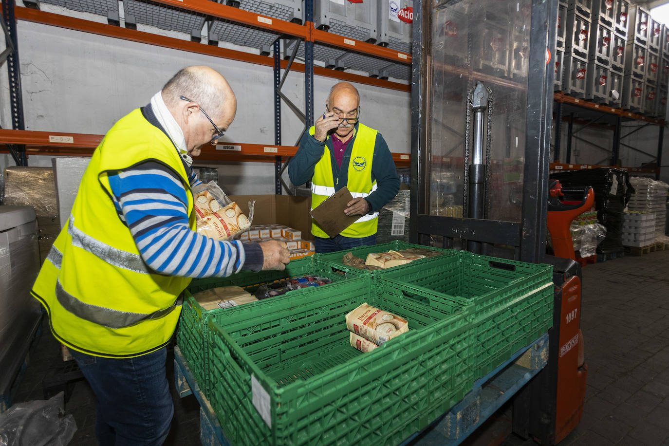 En el almacén de Tanos todo son preparativos, llamadas, ajustes en los turnos de los voluntarios y otras tantas tareas pendientes para arrancar este viernes la Gran Recogida del Banco de Alimentos de Cantabria.