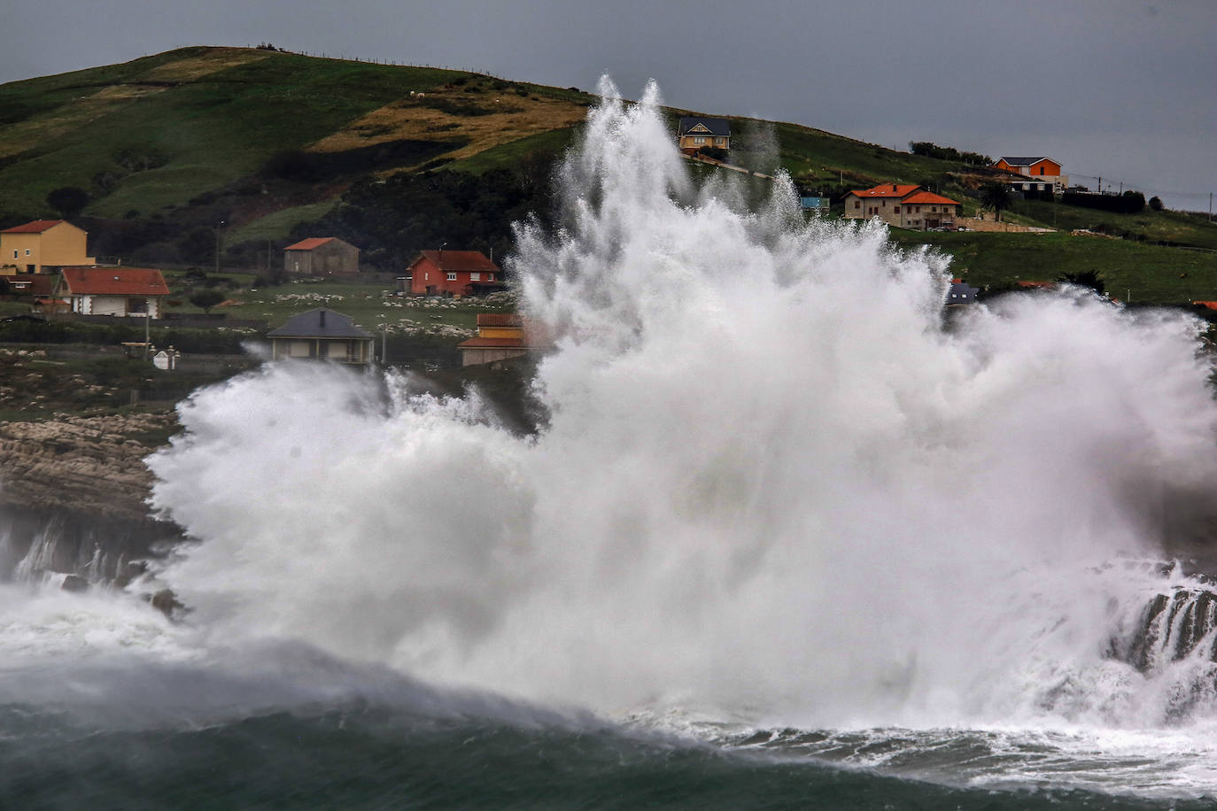 Temporal y fuerte oleaje en la zona de Cuchía (Miengo), desde Suances.