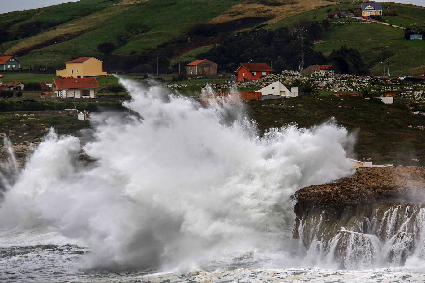 Temporal y fuerte oleaje en la zona de Cuchía (Miengo), desde Suances.