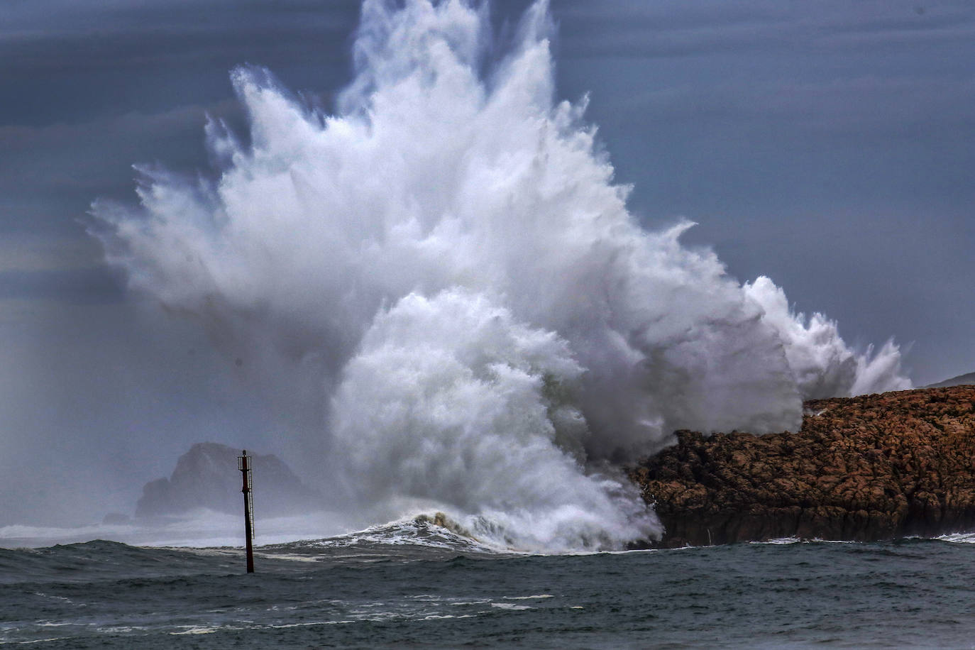 Temporal y fuerte oleaje en la zona de Cuchía (Miengo), desde Suances.