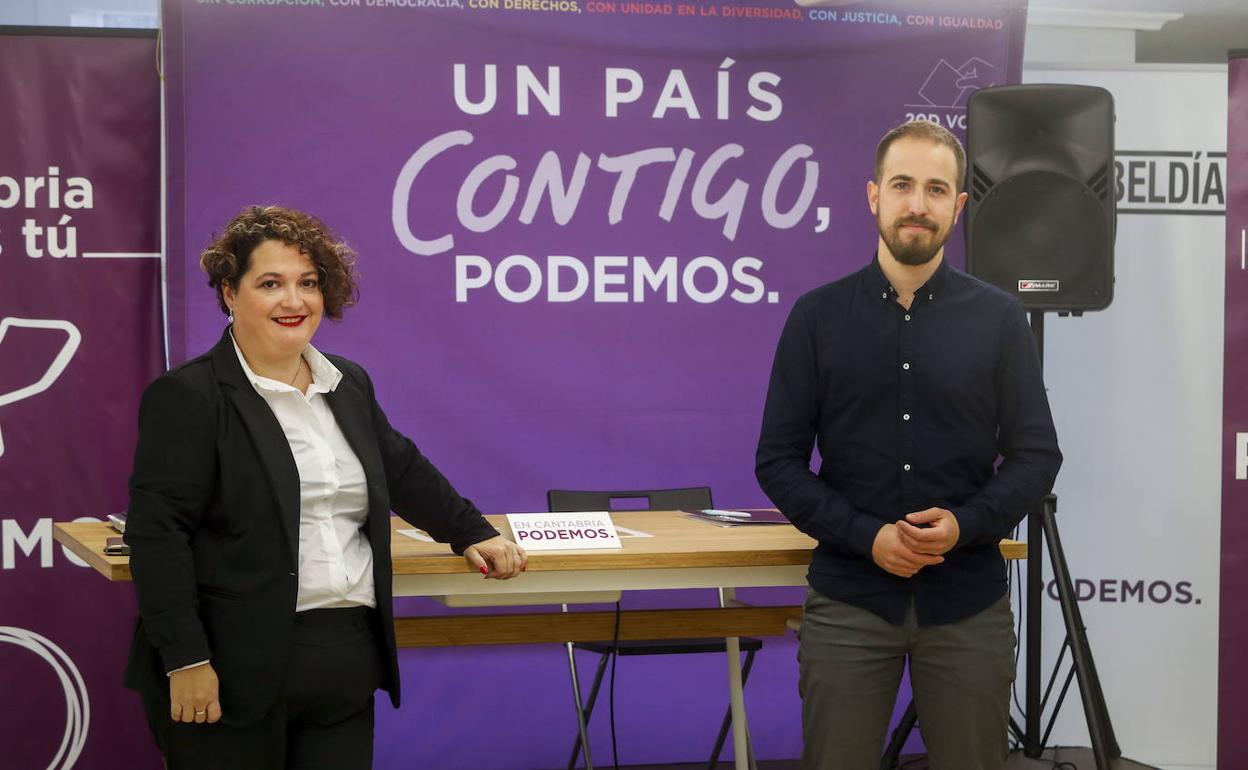 La nueva coordinadora de Podemos Cantabria, Mercedes González, junto a su antecesor, Luis del Piñal