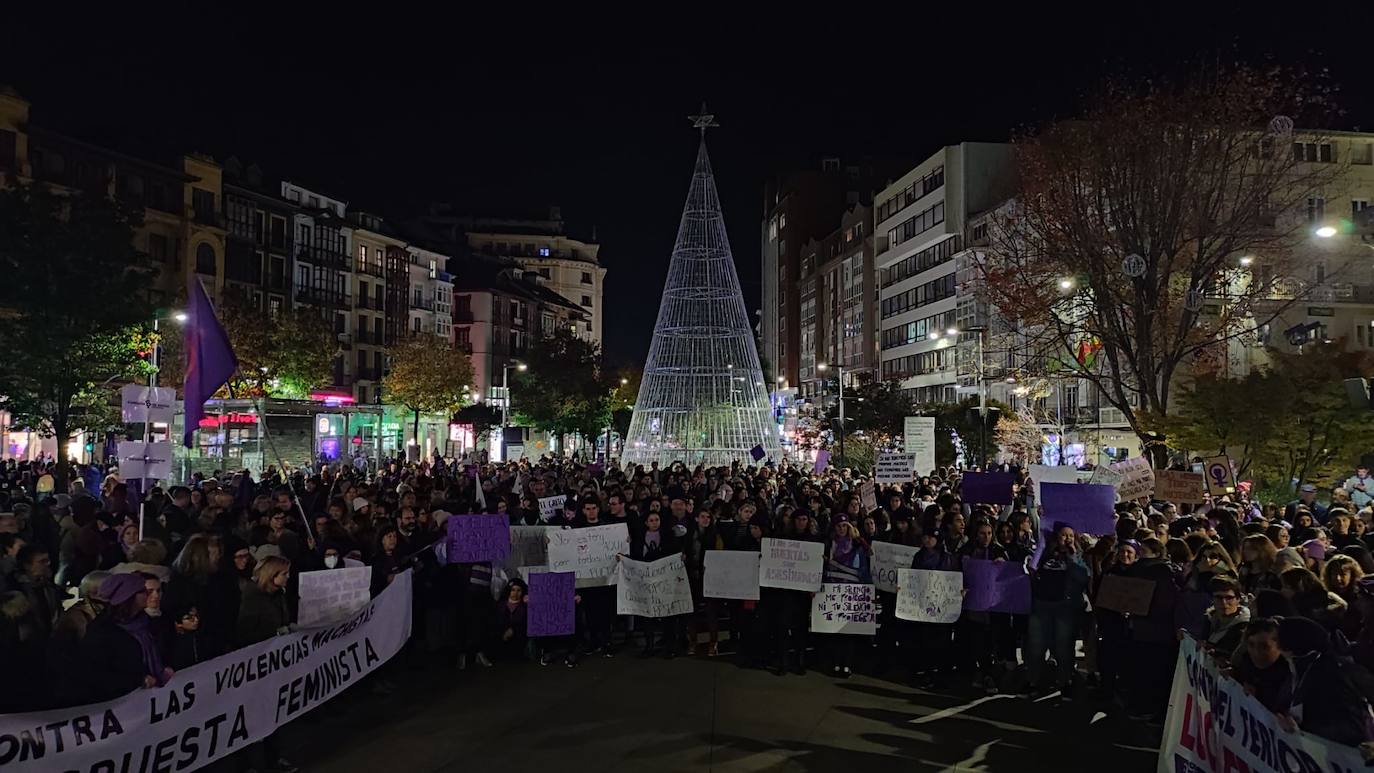 Más de 1.500 personas han recorrido las calles de Santander contra la violencia machista con motivo del 25N.