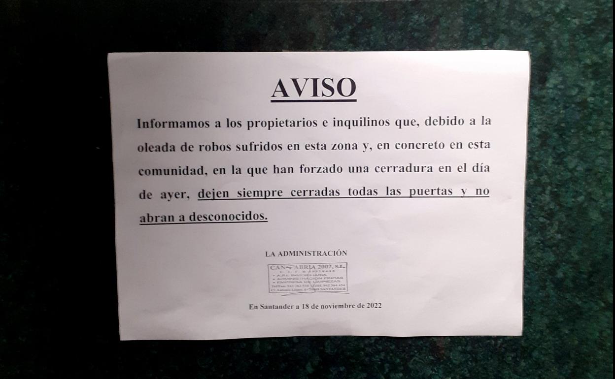 Imagen de un aviso de una comunidad de vecinos. 