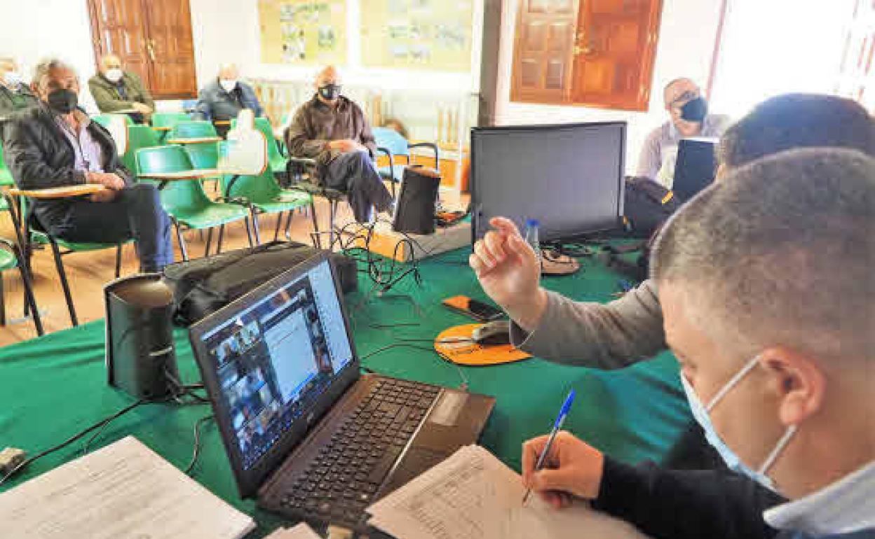 Fotografía de una reunión anterior de la Asamblea de la Federación Cántabra de Bolos.